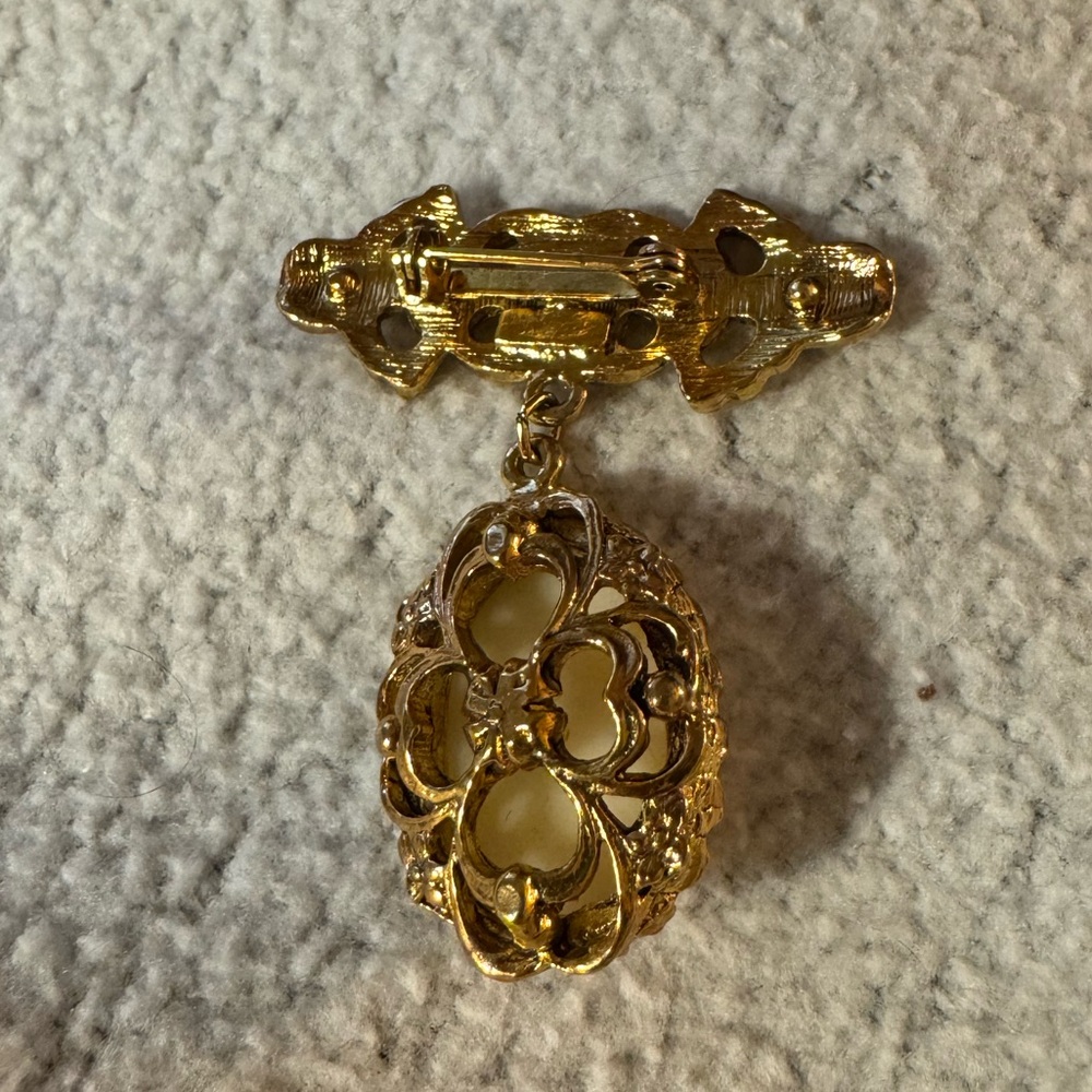 Baroque Pearl Dangle Brooch - Picture 7 of 7